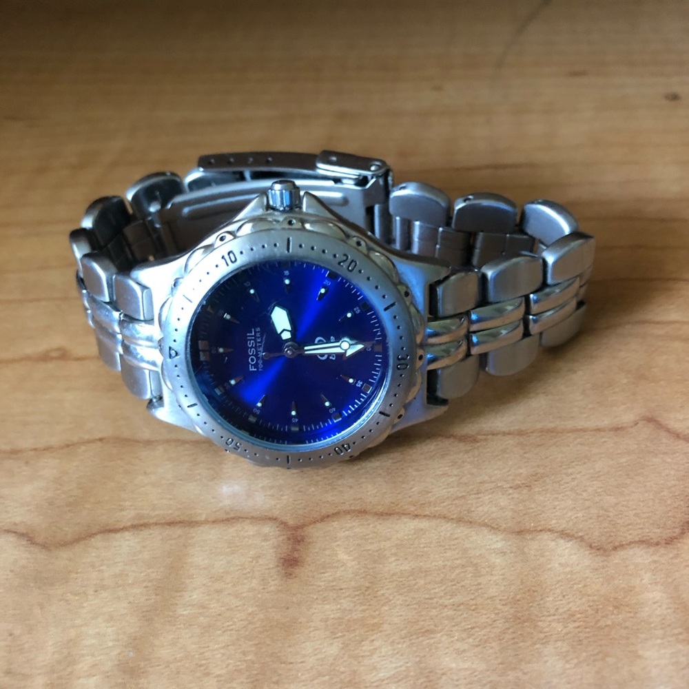 Fossil Blue 100 Meters Water Resistant Silver Toned Women's Wristwatch